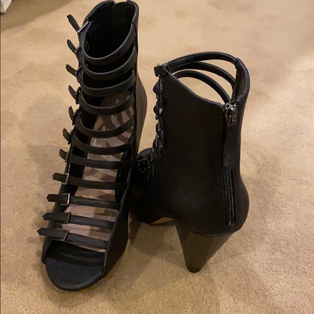 BCBG Generation Alise caged sandal in Black sz10